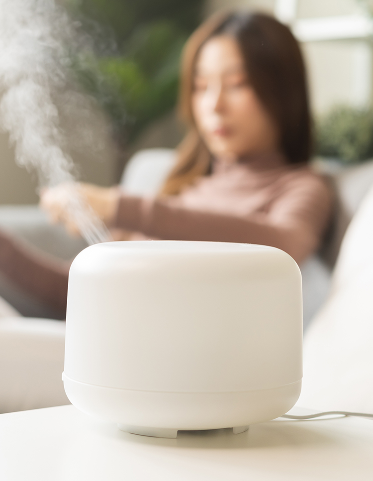 Humidifier releasing mist in a living room, helping prevent laryngitis by maintaining throat and vocal cord moisture