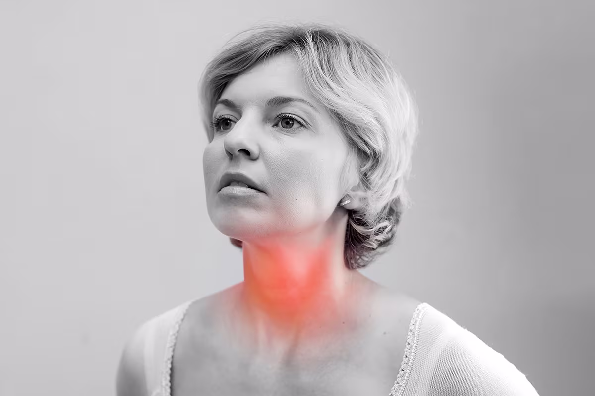 Woman with highlighted throat pain illustrating common head and neck cancer symptoms and swollen lymph nodes.